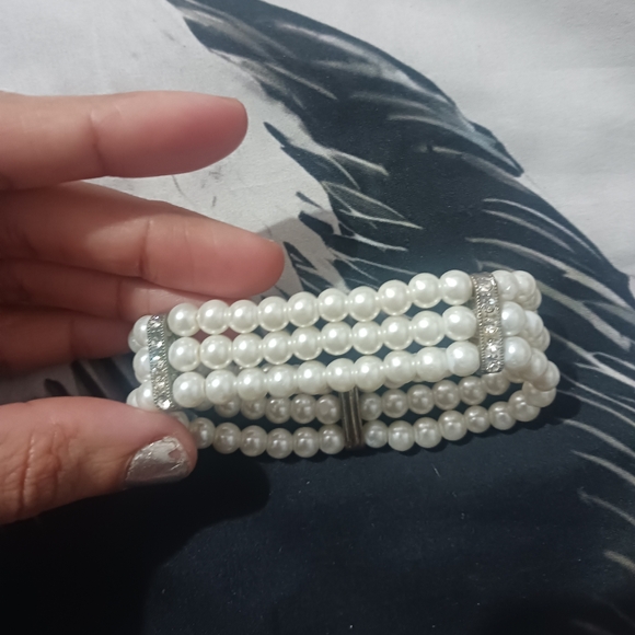 Women Ivory Pearls Elastic Bracelet - Picture 4 of 9